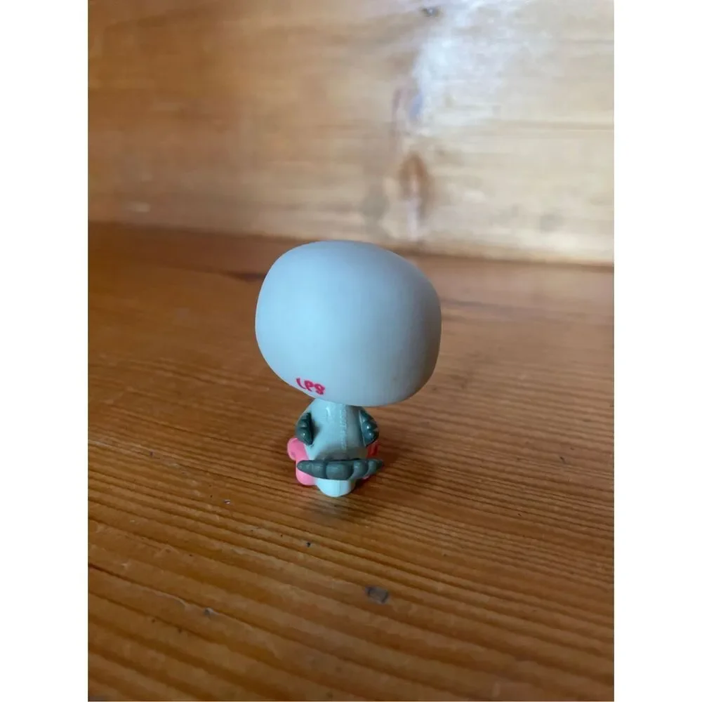 Hasbro Littlest Pet Shop (LPS) Pigeon, #1113 from the 